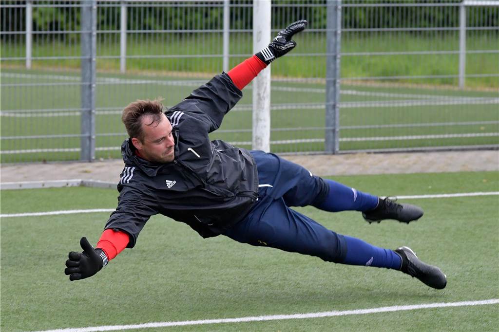 Kevin Glaap wird angegriffen und verletzt VfB-Lünen-Torwart Kevin Glaap bei einer Parade.
