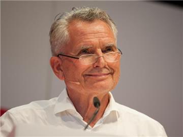 VfB-Präsident Wolfgang Dietrich freut sich über einen schnellen Einstieg des neuen Sportvorstands Michael Reschke. Foto: Christoph Schmidt