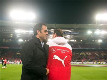 VfB-Sportdirektor Robin Dutt hält an Trainer Huub Stevens fest. Foto: Daniel Naupold