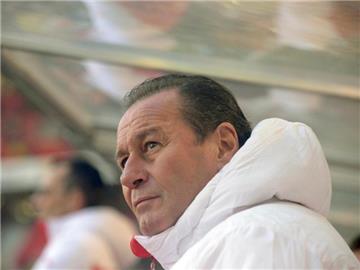VfB-Trainer Huub Stevens lässt sich nicht entmutigen. Foto: Marijan Murat