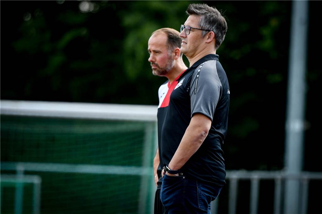 Liga-Start trotz hoher Inzidenzen: Lüner Fußball-Verantwortliche formulieren ernste Zweifel VfB-Trainer Mark Bördeling (r.) konnte mit seiner Mannschaft keine normale Vorbereitung absolvieren.