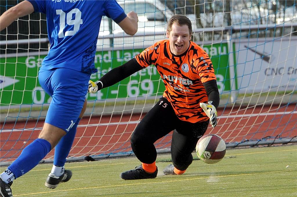 VfB Westhofen-Keeper erlebt verrückten Pokalabend: Mit „kalter Hose“ ins Elfmeterschießen Alexander Klur greift zum Ball