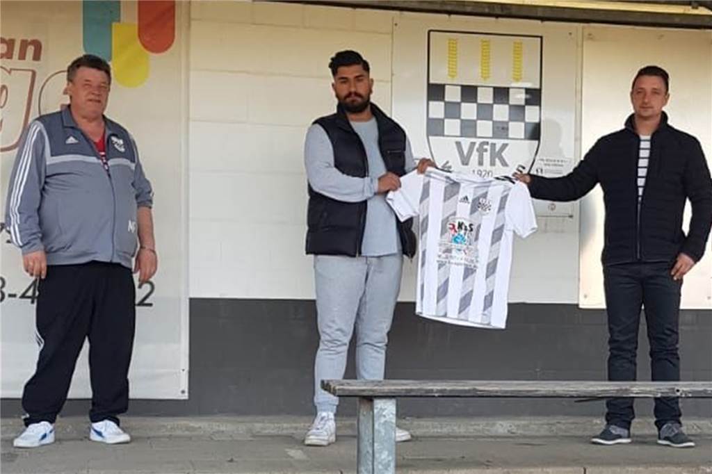 VfK Weddinghofen präsentiert ersten Neuzugang - und verlängert mit wichtiger Personalie VfK-Chef Manfred Frieg (l.) und Coach Stefan Feldmann (r.) präsentierten am Sonntagabend in Diyar Tekin den ersten Neuzugang für die kommende Saison.