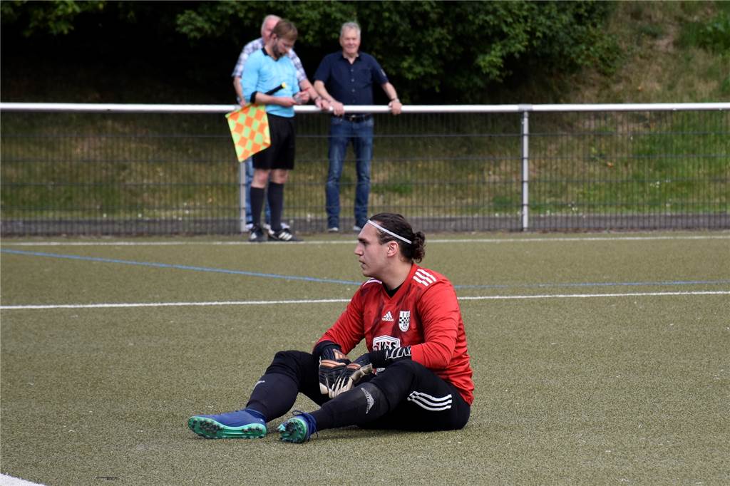 Der Abstieg wäre das Beste, was dem VfK Weddinghofen passieren kann VfK-Keeper Anthony Mertin hat kurz vor dieser Szene erneut ein Gegentor bekommen. Er wirkt hilflos.