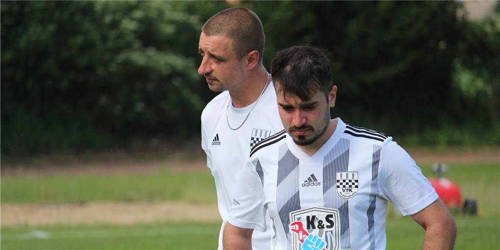 VfK Weddinghofen: Stefan Feldmann stellt Ultimatum für seinen Verbleib: „Dann hör ich lieber auf“ VfK-Trainer Stefan Feldmann (l.) sieht es ähnlich wie sein Kapitän Tolga Civak (r.).: Der Kader der Weddinghofener muss in der kommenden Saison anders zusammengestellt werden. Es muss Verstärkung her. Sonst würde Feldmann seinen Trainerjob aufgeben.