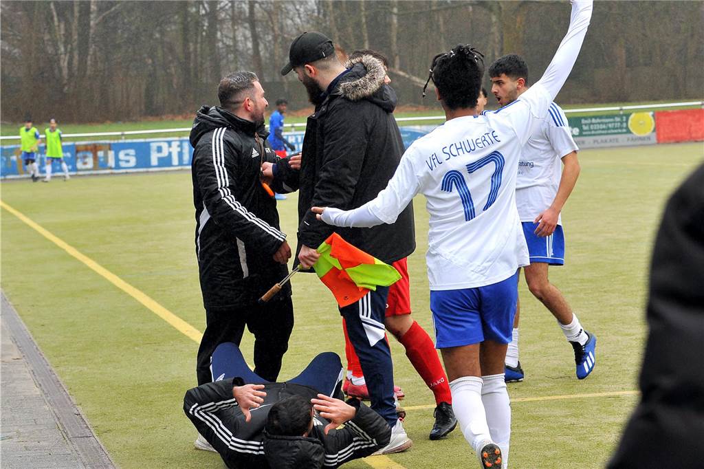 Spielabbruch nach Tumult in der A-Jugend-Kreisliga: Kopfstoß oder theatralisches Hinfallen? VfL Schwerte-Co-Trainer Salman Tilkidag ging zu Boden - nach VfL-Darstellung als Folge eines Kopfstoßes.