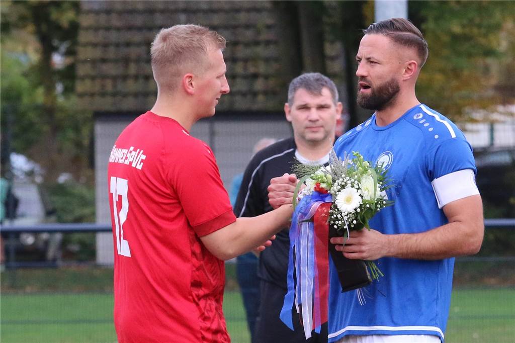 VfL Kamen II verliert auch bei Reserve der Hammer SpVg VfL Kamens Spielführer Tobias Maier überreichte Hamms Kai Eckert zu Spielbeginn einen Trauerstrauß und fand tröstende Worte. In der Woche war Hamms Geschäftsführer Gerald Stoffers verstorben.