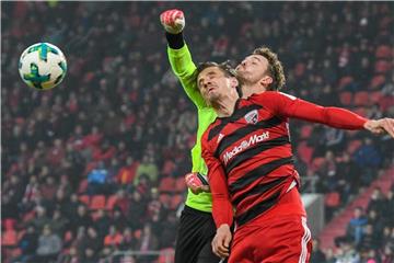 VfL-Keeper Manuel Riemann (hinten) mit einer Faustabwehr gegen Ingolstadts Stefan Kutschke. Foto: Armin Weigel