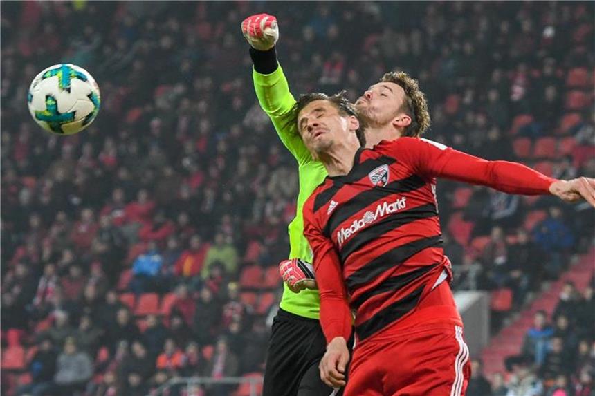Dutt und Bochum jubeln in Ingolstadt über Premierensieg VfL-Keeper Manuel Riemann (hinten) mit einer Faustabwehr gegen Ingolstadts Stefan Kutschke. Foto: Armin Weigel