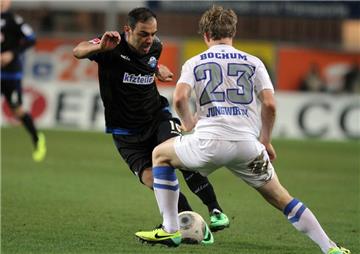 VfL-Mittelfeldspieler Florian Jungwirth im Zweikampf mit Mahir Saglik, der gegen seinen Ex-Klub traf.