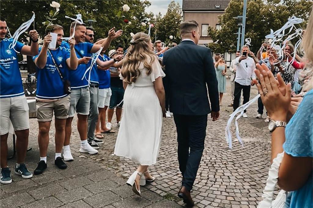 VfL-Hochzeit unter besonderen Umständen VfL-Spalier für das Brautpaar Paulina und Alexander Hennig.