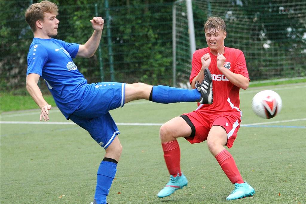 „King“ ist der König: Doppelpack ebnet dem VfL Schwerte den Weg ins Endspiel VfL-Spieler Janis Dworak (li.) im Duell mit David Weßnitzer.