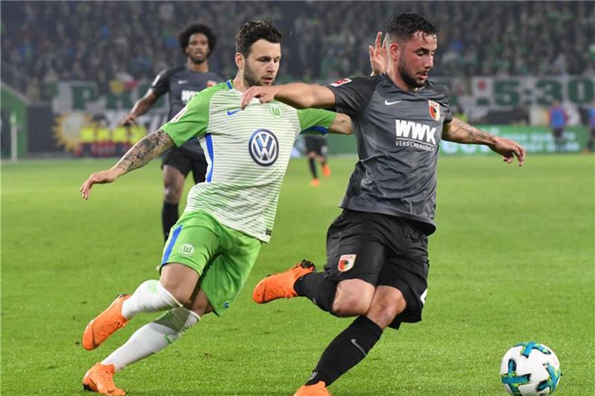 VfL unzufrieden mit 0:0 - Unruhe und Angriffssorgen VfL-Spieler Renato Steffen (l) und der Augsburger Marco Richter kämpfen um den Ball. Die Partie endete Unentschieden. Foto: Peter Steffen