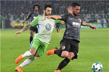 VfL-Spieler Renato Steffen (l) und der Augsburger Marco Richter kämpfen um den Ball. Die Partie endete Unentschieden. Foto: Peter Steffen
