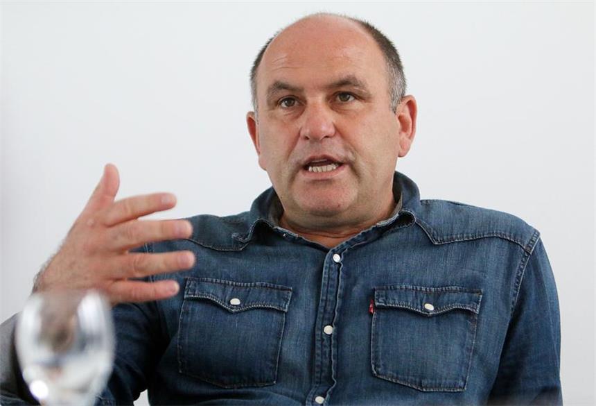 Hochstätter: "Glaube, dass die zweite Liga profitiert" VfL-Sportchef Christian Hochstätter äußerte sich zu den Fernsehgeldern in den Fußball-Bundesligen.