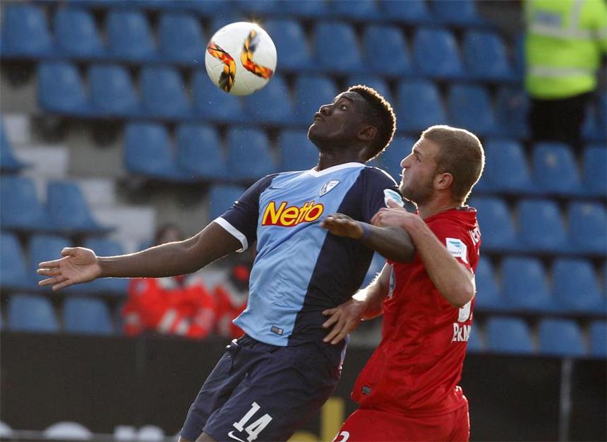 VfL Bochum setzt seine Sieglos-Serie fort VfL-Stürmer Peniel Mlapa (l.) behauptet den Ball gegen Timo Beerbaum.