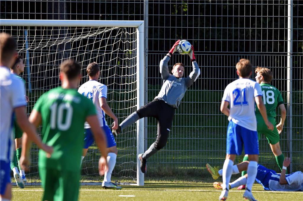 VfB Kirchhellen ist im Derby gnadenlos effizient: VfL Grafenwald verliert Prestigeduell Tom Streich hält einen Schuss aufs Tor des VfL Grafenwald