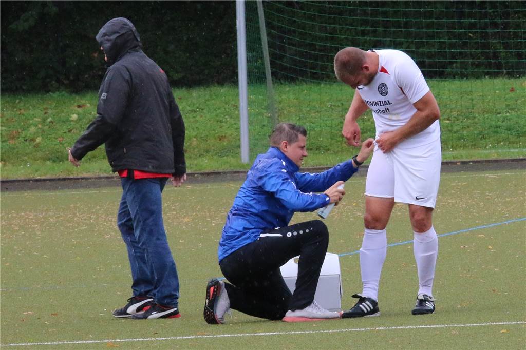 Nächster Ausfall beim SSV Mühlhausen: „Es hat richtig Peng gemacht“ VfL-Trainer Alexander Hennig behandelt hier den verletzten SSV-Spieler Kai-Uwe Kobilsek.