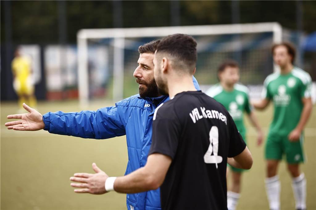 Holzwickede bucht in Kamen das Halbfinalticket: „Keinen Qualitätsunterschied gesehen“ VfL-Trainer Mehmet Kara gibt hier Ünal Kurtulus noch einmal neue Anweisungen.