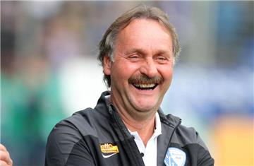 VfL-Trainer Peter Neururer freut sich auf die große Kulisse.