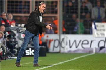 VfL-Trainer Peter Neururer gerät mit seiner Mannschaft immer mehr unter Druck.
