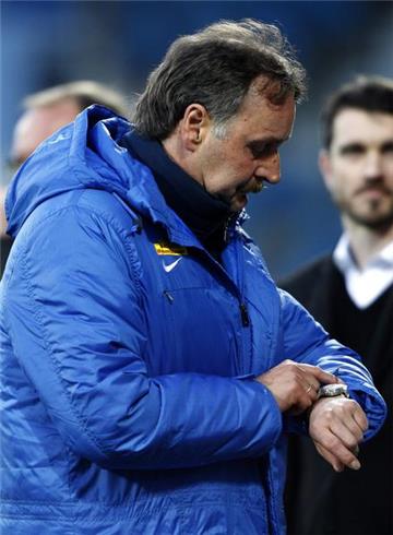VfL-Trainer Peter Neururer und seiner Mannschaft lief im Spiel gegen Sandhausen die Zeit davon.