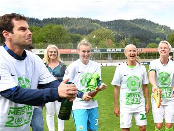 VfL-Trainer Ralf Kellermann (l) feiert mit seinem Team den Gewinn der Deutschen Meisterschaft 2017. Foto: Felix Kästle