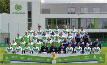 VfL Wolfsburg: 4. Reihe (v.l.): Robin Knoche, Timm Klose, Naldo, Bas Dost, Nicklas Bendtner, Felipe Lopes, Paul Seguin. 3. Reihe (v.l.): Nils Scholz (Zeugwart), Heribert Ru_ttger (Zeugwart), Ivan Perisic, Luiz Gustavo, Josuha Guilavogui, Andre  Schürrle, Daniel Caligiuri, Oliver Mutschler (Reha- u. Athletiktrainer), Felix Sunkel (Reha- u. Athletiktrainer). 2. Reihe (v.l.): Dr. Günter Pfeiler (Mannschaftsarzt), Dr. Gunter Wilhelm (Mannschaftsarzt), Michele Putaro (Physiotherapeut), Alexander Steinbrenner (Chiropraktor), Jörg Drill (Masseur), Manfred Kroß (Masseur), Andreas Hilfiker (Torwarttrainer), Ton Lokhoff (Assistenztrainer), Dirk Bremser (Assistenztrainer), Dieter Hecking (Cheftrainer), Klaus Allofs (Geschäftsführer). 1. Reihe (v.l.): Sebastian Jung, Max Kruse, Christian Träsch, Aaron Hunt, Koen Casteels, Diego Benaglio, Max Grün, Marcel Schäfer, Ricardo Rodriguez, Kevin De Bruyne, Vieirinha.