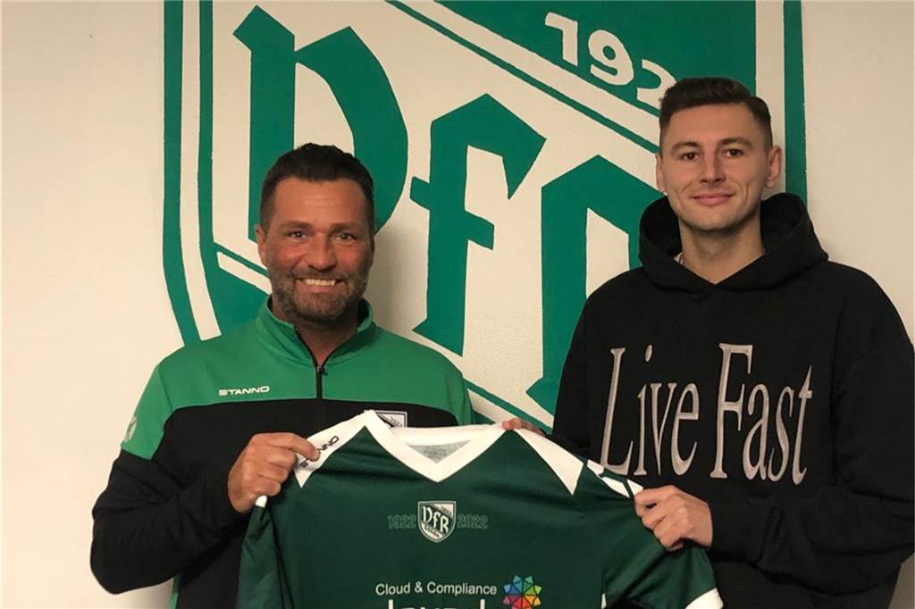 Dortmunder Bezirksligisten : „Einen der begehrtesten Stürmer in Dortmund“ VfR-Coach Marco Nagel (l.) freute sich überschwänglich über Sommer-Neuzugang Marvin König (r.).