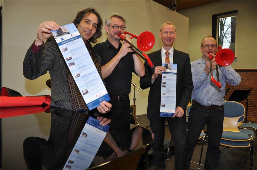 VHS-Direktor Nikolaus Schneider (v. l.), Musikschulleiter Alfred Zamhöfer, Ingmar Wenzel, Sparkasse Westmünsterland, und Josef Gebker von der Musikschule freuen sich im Jahr 2014 auf Auftritte gestandener Profis und junger Nachwuchsmusiker.