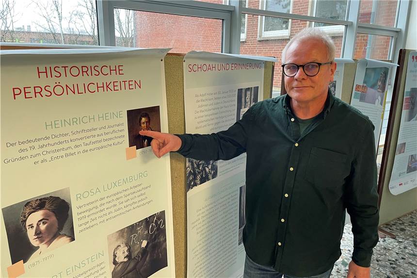 Das Schicksal von Juden in Werne lebt in einer VHS-Schau auf VHS-Leiter Michael Hahn an einer der Schautafeln. Die Ausstellung „Jüdisches Leben in Deutschland“ ist bis Mitte März zu den üblichen Öffnungszeiten der VHS zu sehen.