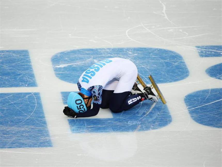 An holt erstes Gold für Russland im Shorttrack Victor An lässt sich nach seinem Olympiasieg auf die Eisbahn sinken. Foto: Hannibal Hanschke