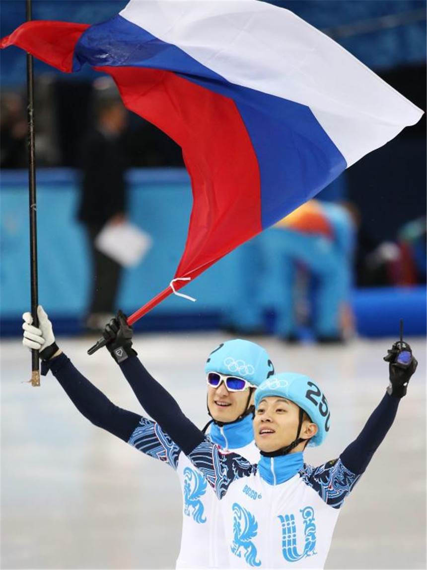 An holt erstes Gold für Russland im Shorttrack Victor An (r) und Wladimir Grigorew feiern Gold und Silber. Foto: Tatyana Zenkovich