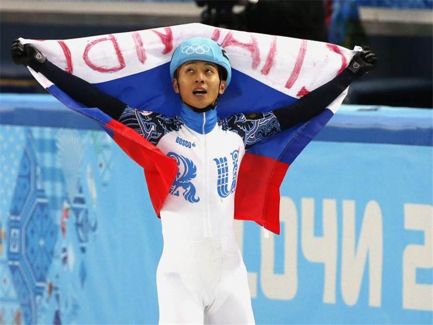 Victor An holt sein fünftes Olympia-Gold im Shorttrack Victor An wurde erneut Olympiasieger - zum zweiten Mal als Russe. Foto: Barbara Walton