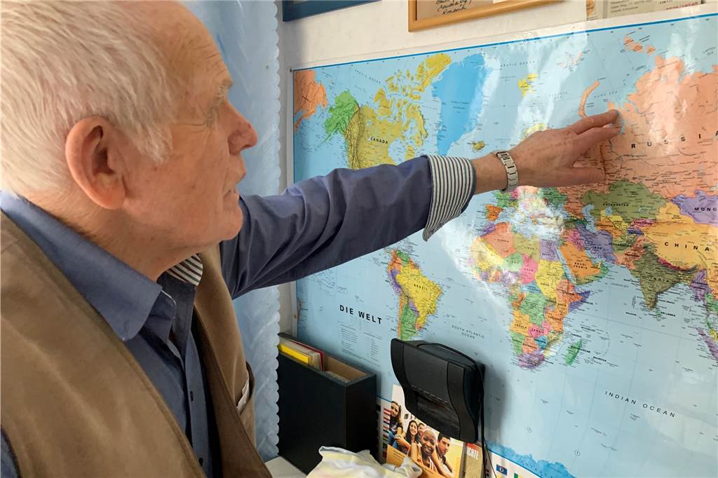 Nikola Bondur (93) blutet das Herz: „Würde mein Land sofort verteidigen“ Victor Gillich zeigt auf seiner Landkarte, wo er in Russland unterrichtet hat. Und schildert anschaulich, wie sehr die Ukrainer unter den Sowjets gelitten haben.