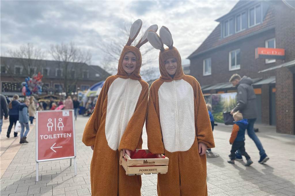 Festtagsstimmung in Ahaus: Ostermarkt zieht Tausende Besucher in die Innenstadt Victoria Althoff (l.) und Antonia Grosse Vestert begrüßten die Ostermarkt-Besucher in Osterhasenkostümen.