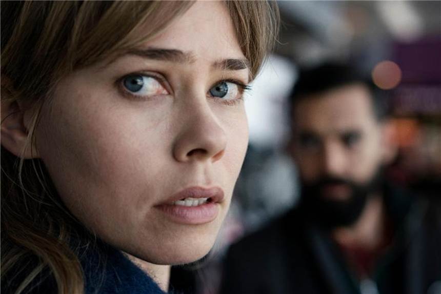 Victoria (Birgitte Hjort Sørensen) wird als Geisel gefangen gehalten, um für eine Terrororganisation eine Drohne zu programmieren. Foto: Agnete Schlichtkrull/ZDF