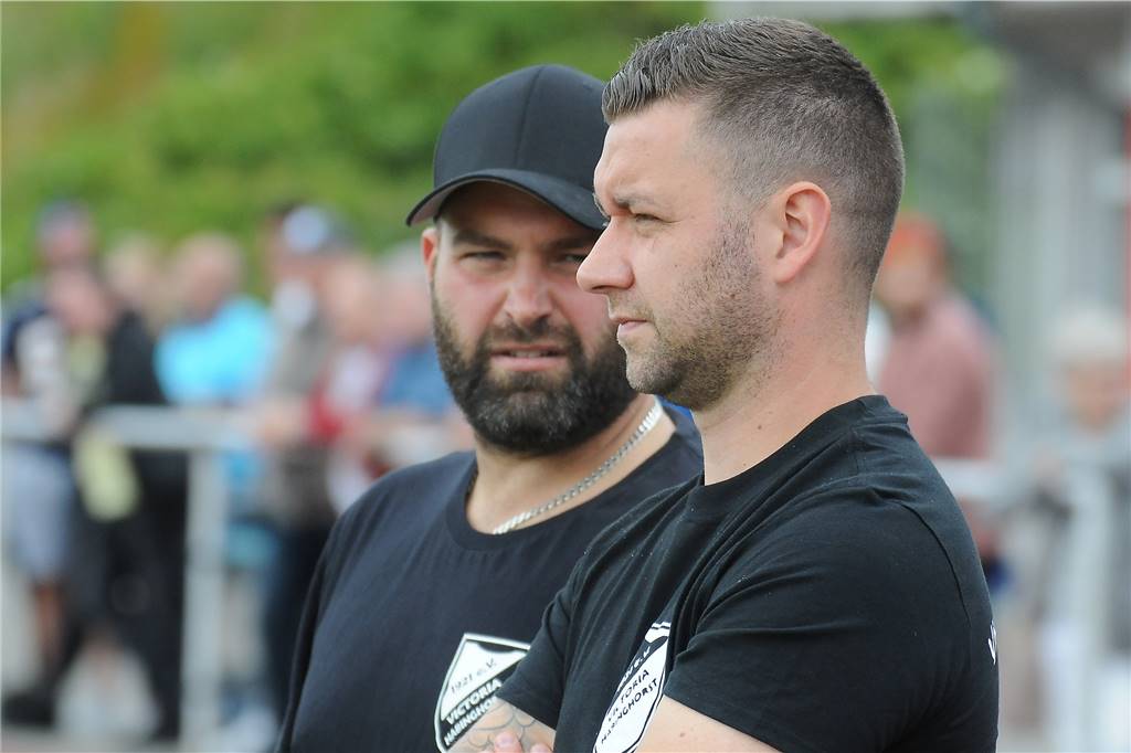 Victoria Habinghorst setzt im Aufstiegskampf auf die Unterstützung von Maulwürfen Victoria-Trainer Danny Jordan (l) bekommt Unterstützung durch Christopher Eßmann.