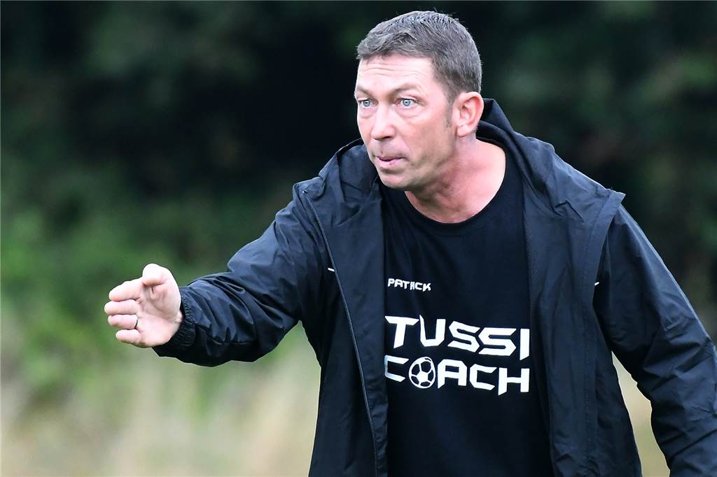 Castrop-Rauxeler Mannschaft fährt 70 Kilometer für Anpfiff eines Kreisliga-Spiels Victoria-Trainer Patrick Auer.