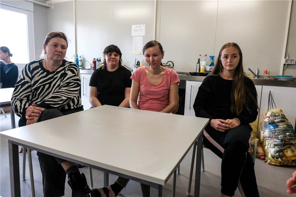 Victoria Uchirava, Tatjana Rizhova, Alona Habib und Katerina Marynyeh (v.l.) gehören zu den offiziell 1850 Flüchtlingen aus der Ukraine, die zurzeit im Kreis Recklinghausen leben. Die vier Frauen wohnen in der Unterkunft an der Josef-Wulff-Straße in Recklinghausen.