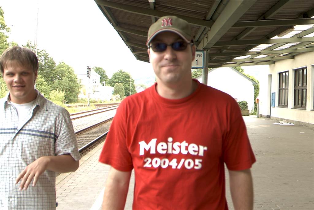 Victorias Christian Kernspecht ergatterte eines der Yeni-Aufstiegs-Shirts und nahm es mit auf die Abschlussfahrt der Victorianer.