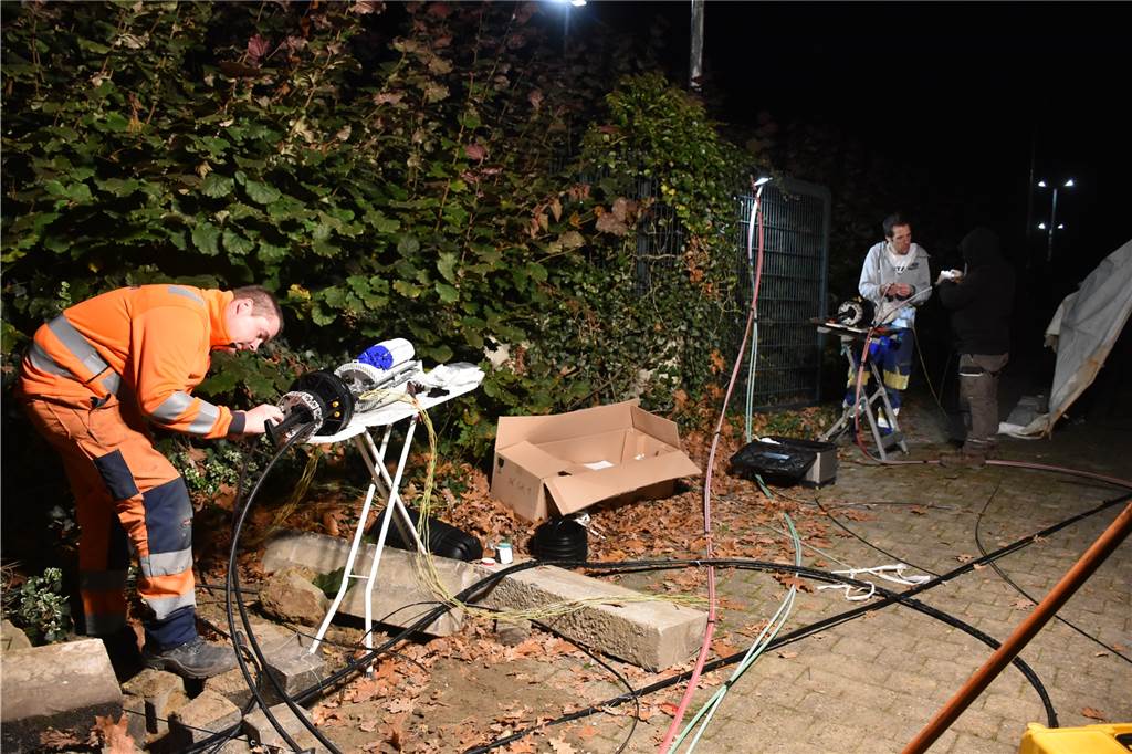 Bagger zerstört Glasfaserkabel: Störung ist am Freitagnachmittag beseitigt Viel Arbeit für die Techniker: Rund 1000 Glasfasern müssen einzeln neu verbunden werden, nachdem sie durch einen Baggerfahrer am Donnerstagmittag zerstört wurden. Rund 20.000 Kunden sind aktuell ohne Telefon und Internet. Auch der Mobilfunk ist zum Teil gestört.