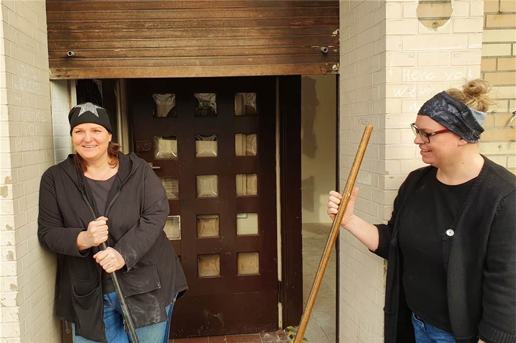 Beliebtes Café stand vor dem Corona-Aus – Jetzt rettet Umzug den Betrieb Viel Arbeit haben Katja Groppe und Sarah Petermann: Sie halten nicht nur den Außer-Haus-Betrieb des Cafés aufrecht, sondern bereiten auch noch den Umzug ins Nachbar-Lokal vor.