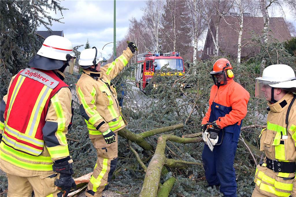 Überschwemmungen, Orkanböen und Co.: Wie sich die Feuerwehr auf starke Unwetter vorbereitet Viel Arbeit hatten die Feuerwehr bei Sturm Friederike in Lünen, hier an der Ernst-Becker-Straße.