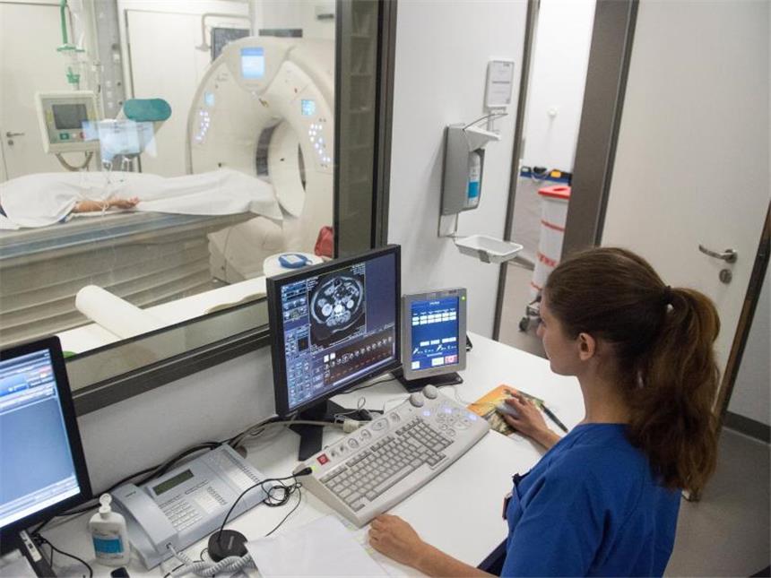 Viel Arbeit, kein Geld: Eine Ausbildungsvergütung bekommt die medizinisch-technische Radiologieassistentin, hier bei der Arbeit am CT, nicht. Foto: Lino Mirgeler/dpa-tmn