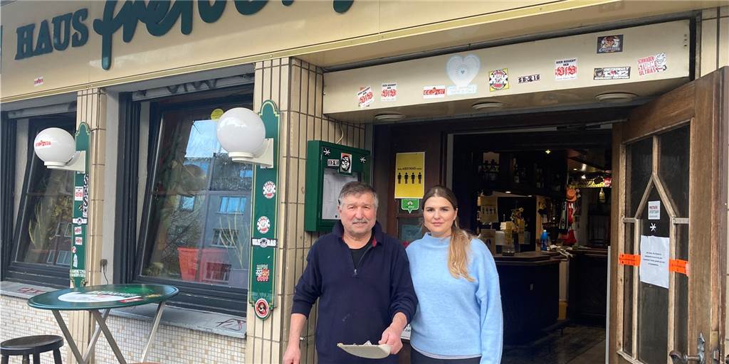 Viel aufzuräumen hatte "Haus Freiberg"-Wirt Panagiotis Kromidas, hier mit Tochter Dimitra, nach der "Besetzung" seines Lokals durch Stuttgarter Hooligans.