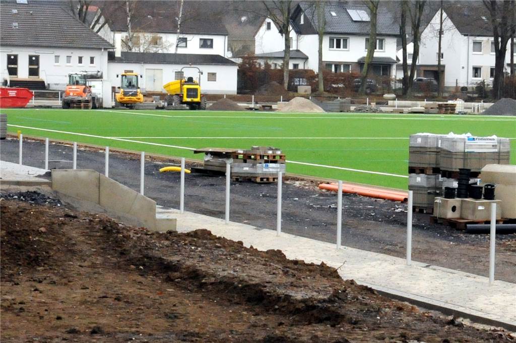 Nach Panne beim Stadionneubau: Aus für den Fröndenberger Ruhrtallauf 2022 Viel Baumaterial liegt aktuell in Fröndenberg herum: Kies, Schotter, Steine, Sand, Pflastersteine - das alles soll in wenigen Monaten eine hochmoderne Sportstätte bilden. Im Hintergrund der Vereinsheim an der Graf-Adolf-Straße.