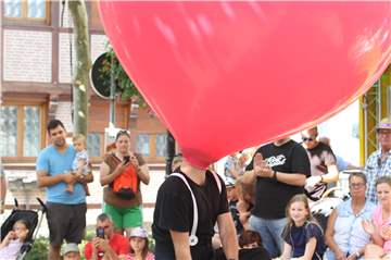 Viel Beifall für Otto il Bassotto und seine extravagante Ballon-Show.