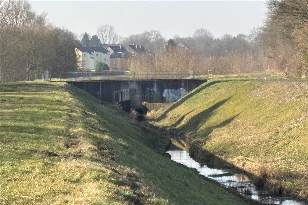 Emschergenossenschaft beginnt mit Brücken-Bau am Martener Bärenbruch Roßbach-Tal und Düker in Dortmund-Marten.