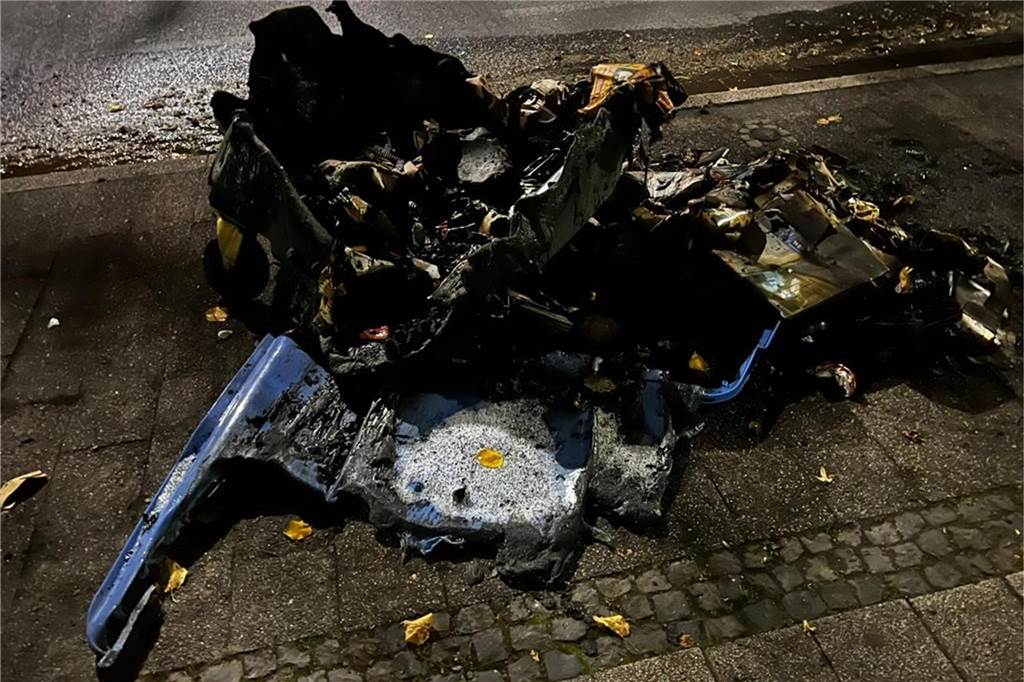Instagram-Video zeigt Ausmaß der brennenden Mülltonnen in Brambauer Viel blieb von den Mülltonnen in Brambauer nicht übrig.